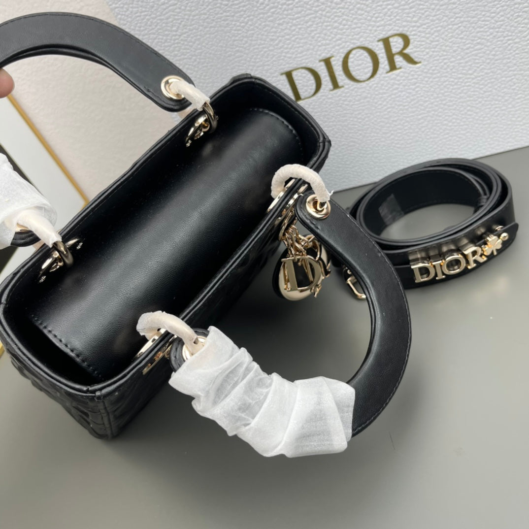 Elite Carryalls